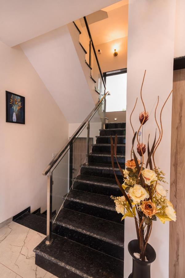 Saffronstays Aster, Plunge Pool Villa With Garden, 罗纳瓦拉 外观 照片